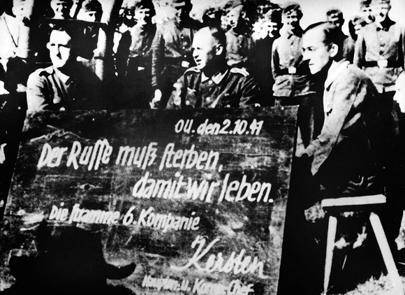 Помните коллективную фотографию немецких военнослужащих, снявшихся в 1941-м году возле школьной доски с надписью: «Русские должны умереть, чтобы мы жили»? Это не случайные слова, не ушедшие в историю. Мы их слышим на протяжении веков в различных интерпретациях. 