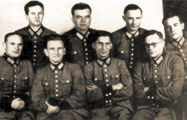 В первом ряду второй слева в немецкой форме капитан «Вермахта», заместитель Степана Бандеры и главнокомандующий УПА Роман Шухевич