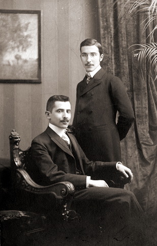Стефан Цвейг (стоит) и его брат, Вена, 1900 год
