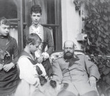 Александр III и императрица Мария Фёдоровна с детьми Ксенией и Михаилом на крыльце дома. Ливадия. Конец 1880-х гг.