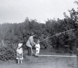 Александр III с детьми поливает деревья в саду. Конец 1880-х гг.