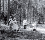 Александр III и императрица Мария Фёдоровна с сыном Михаилом (верхом) и великий князь Сергей Александрович на прогулке в лесу. Середина 1880-х гг.