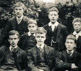 Гилберт (в центре) в Клубе Дебатов, 1891 г.