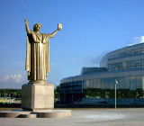 Памятник Франциску Скорине в Минске, у входа в здание Национальной библиотеки