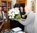 Вручение Митрополиту Владимиру удостоверения почетного члена клуба «Омилия»