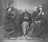 Сергей Петрович Алферьев, Мария Петровна Лескова (слева) с матерью (в центре) и сестрой