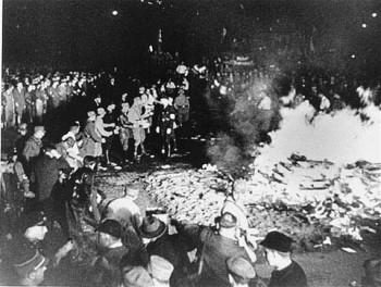 1933 год. Сожжение книг нацистами в Берлине