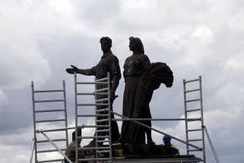 Подготовка к демонтажу памятника советского времени в Вильнюсе, 20 июля 2015 г. Фото: REUTERS/Ints Kalnins