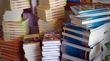 Школьники ДНР получили две тонны учебников из Петербурга