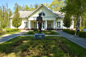 Памятник Чехову в усадьбе «Мелихово»