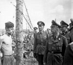 Генрих Гиммлер инспектирует лагерь для советских военнопленных  Рейхсфюрер СС, один из главных политических деятелей Германии Генрих Гиммлер инспектирует лагерь для советских военнопленных