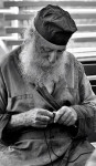 Афонский монах плетет четки