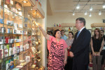 Посол России в Азербайджане Владимир Дорохин знакомится с уникальной коллекцией 