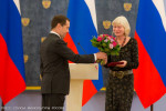 Дмитрий Медведев вручает премию Олесе Николаевой